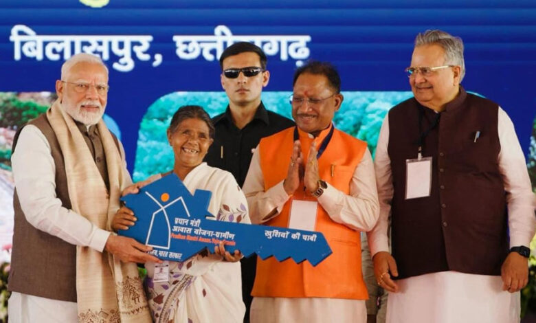 रायपुर-:-‘पक्का-मकान-बन-गया-है?’-–-प्रधानमंत्री-नरेंद्र-मोदी-के-सवाल-पर-मुस्कराए-दल्लु-राम-बैगा,-कहा-–-हां,-बन-गया-है