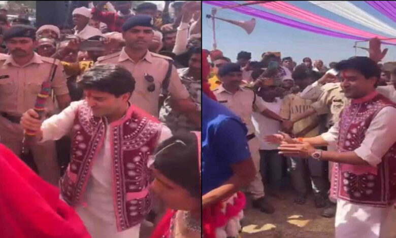 केंद्रीय-मंत्री-ने-बजाया-ढोल,-आदिवासियों-के-साथ-जमकर-नाचे-सिंधिया