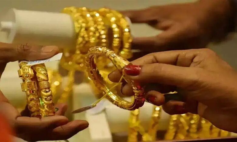 आज-सर्राफा-बाजारों-में-बिना-जीएसटी-24-कैरेट-गोल्ड-209-रुपये-महंगा,-एक-झटके-में-चांदी-2236-रुपये-हुई-सस्ती
