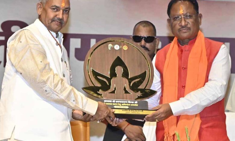 योग-आयोग-के-नवनिर्वाचित-अध्यक्ष-के-शपथ-ग्रहण-में-शामिल-हुए-मुख्यमंत्री-साय
