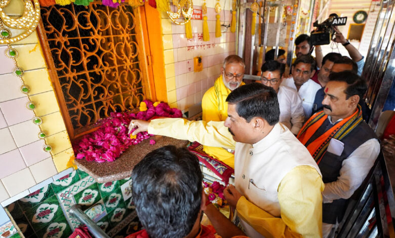 cm-यादव-ने-पीतांबरा-मां-के-किए-दर्शन,-बोले-धार्मिक-नगरों-में-शराबबंदी-माई-के-आशीर्वाद-से-संभव