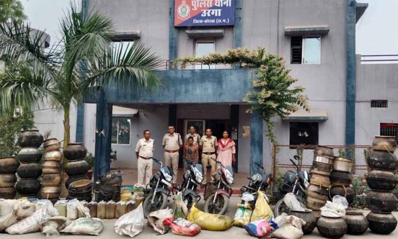 पुलिस-ने-नाला-किनारे-चल-रहे-अवैध-कारखाने-में-दी-दबिश,-860-लीटर-महुआ-शराब-जब्त