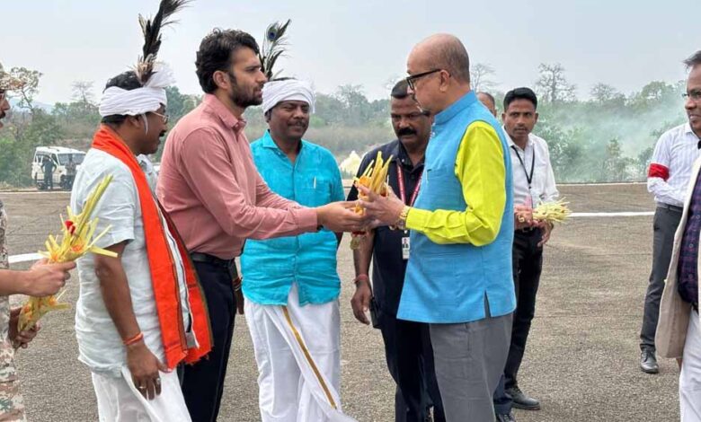 राज्यपाल-रमेन-डेका-का-कराली-हैलीपेड-में-आत्मीय-स्वागत