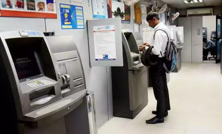 देश-में-atm-का-उपयोग-तेजी-से-घटा,-ज्यादातर-लोग-डिजिटल-भुगतान-का-इस्तेमाल-कर-रहे