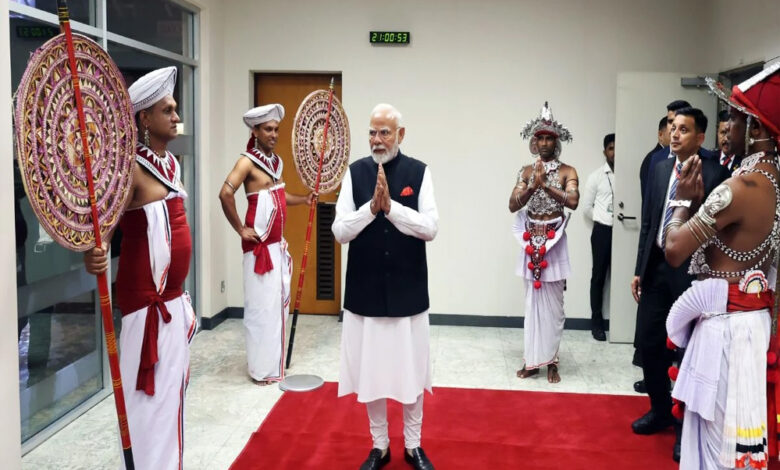 श्रीलंका-में-प्रधानमंत्री-मोदी-का-ग्रैंड-वेलकम,-pm-को-दिया-गार्ड-ऑफ-ऑनर,-5-मंत्रियों-ने-की-अगवानी…