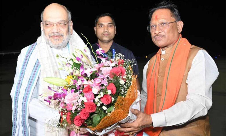 केंद्रीय-गृह-मंत्री-शाह-का-मुख्यमंत्री-साय-ने-स्वामी-विवेकानंद-विमानतल-पर-किया-आत्मीय-स्वागत