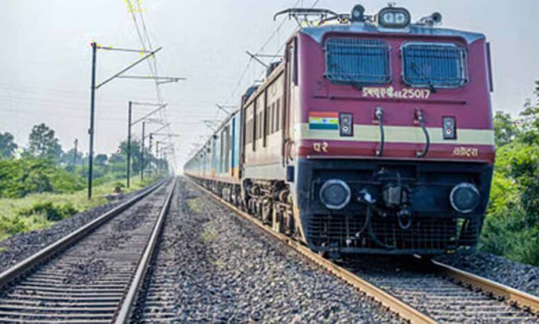 प्रयागराज-में-ट्रेन-को-पलटने-की-साजिश-नाकाम,-लोको-पायलट-की-सतर्कता-से-हादसा-टल