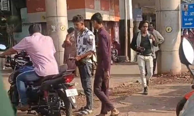 रायपुर-रेलवे-स्टेशन-में-चल-रहा-अवैध-वसूली-का-खेल,-लोग-परेशान
