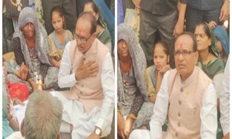 खातेगांव-पहुंचे-केंद्रीय-मंत्री-शिवराज-सिंह,-गुजरात-पटाखा-फैक्ट्री-हादसे-में-मृत-लोगों-के-परिजनों-से-मिले,-परिवार-को-दी-सांत्वना
