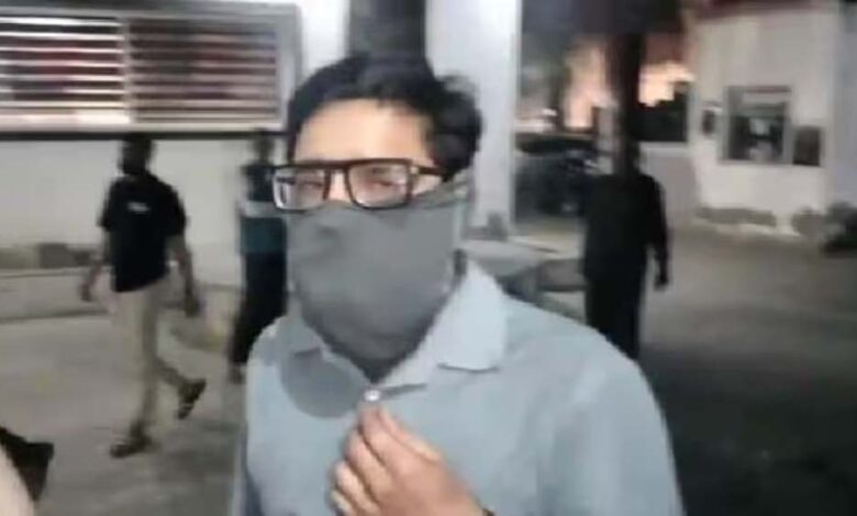 श्री-बांके-बिहारी-मंदिर-में-चौंकाने-वाला-मामला,-पैसा-गिनने-आए-बैंककर्मी-की-डोली-नीयत,-चुराए-9-लाख,-रंगे-हाथ-पकड़ाया