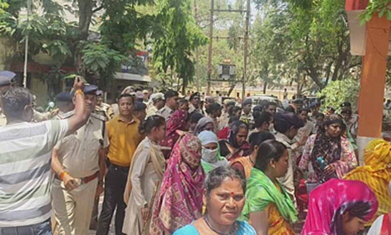 बच्ची-का-कार-में-शव-मिलने-का-मामला:-आक्रोशित-लोगों-ने-किया-थाने-का-घेराव,-आरोपियों-को-फांसी-देने-की-मांग