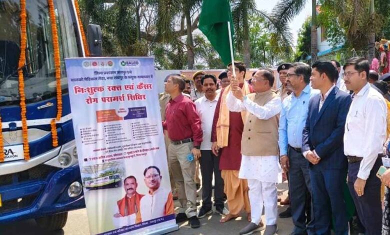 मुख्यमंत्री-विष्णुदेव-साय-ने-कैंसर-डिटेक्शन-वैन-को-हरी-झंडी-दिखाकर-किया-रवाना