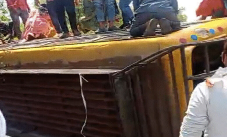 पथरौटा-पुलिया-के-पास-यात्री-बस-पलटी,-हादसे-में-एक-महिला-यात्री-समेत-दो-लोगों-की-मौत