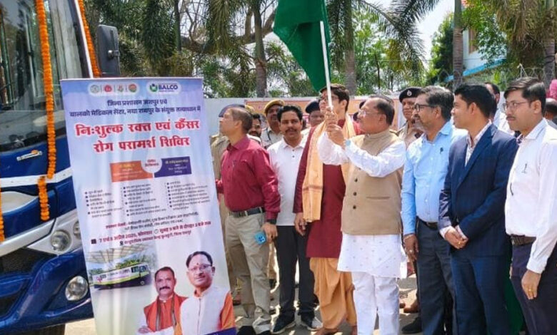 मुख्यमंत्री-श्री-विष्णुदेव-साय-ने-कैंसर-डिटेक्शन-वैन-को-हरी-झंडी-दिखाकर-किया-रवाना