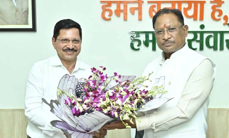 मुख्यमंत्री-विष्णु-देव-साय-से-एसईसीएल-के-नवनियुक्त-सीएमडी-हरीश-दुहन-ने-की-सौजन्य-भेंट