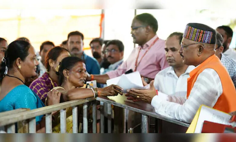 ग्रामीण-एवं-नगरीय-क्षेत्र-के-नागरिक-पंचायतों-और-नगरीय-निकायों-में-जाकर-दे-रहे-है-आवेदन