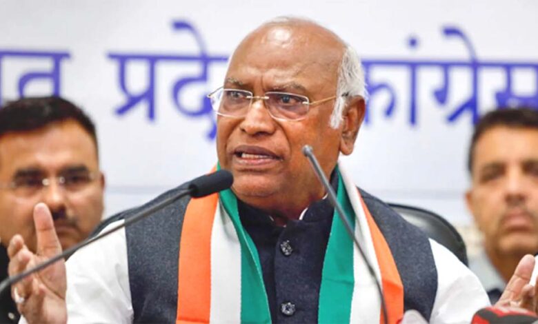 महाराष्ट्र-में-हार-की-टीस-अब-भी-कांग्रेस-अध्यक्ष-मल्लिकार्जुन-खरगे-के-मन-में-है,-पूरी-दुनिया-बैलेट-पर-आई