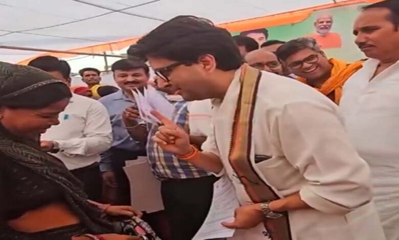 मंत्री-सिंधिया-ने-एक-महिला-को-गुटखा-खाते-हुए-पकड़-लिया-और-उसे-फटकार-लगाई