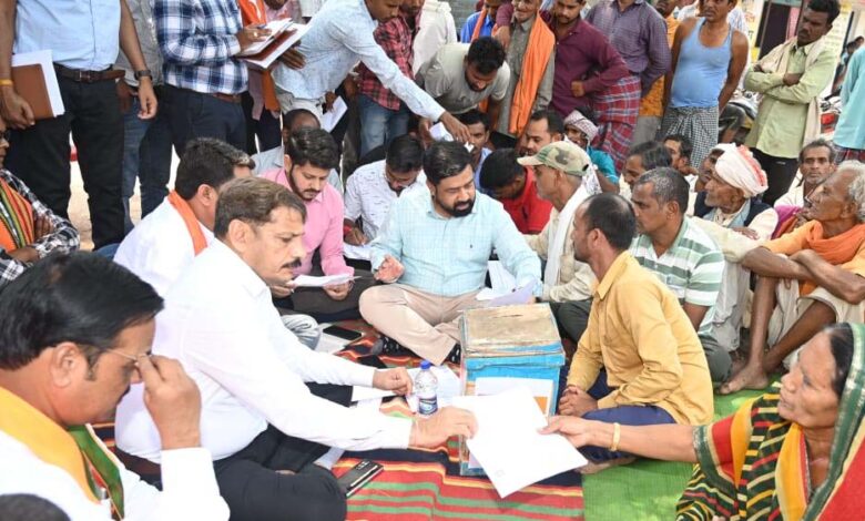 सुशासन-तिहार-2025-:-प्रथम-चरण-के-अंतिम-दिन-कलेक्टर-वर्मा-और-जिला-पंचायत-अध्यक्ष-साहू-खैरबनाकला-पहुंचकर-स्वयं-ग्रामवासियों-से-आवेदन-लिए