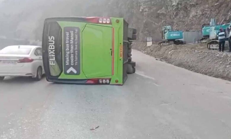 पहाड़ी-से-टकराकर-पलटी-बस,-30-यात्री-घायल,-दो-की-हालत-गंभीर