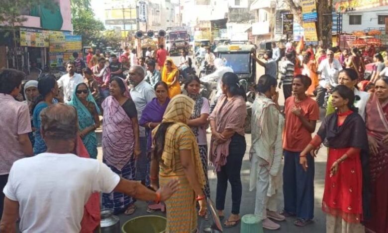 खंडवा-में-जलसंकट,-राजमार्ग-पर-पानी-के-लिए-लोगों-ने-लगाया-जाम,-पानी-के-लिए-प्रदर्शन