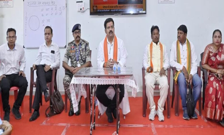 रायपुर-:-उपमुख्यमंत्री-शर्मा-ने-सुकमा-में-आत्मसमर्पित-नक्सलियों-से-की-चर्चा:-राज्य-शासन-की-समस्त-योजनाओं-के-लाभ-दिलाने-के-दिए-निर्देश