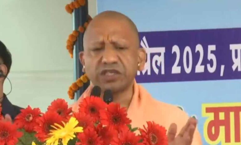 सीएम-योगी-ने-अपनी-कैबिनेट-के-साथ-डॉ.-आंबेडकर-को-दी-श्रद्धांजलि