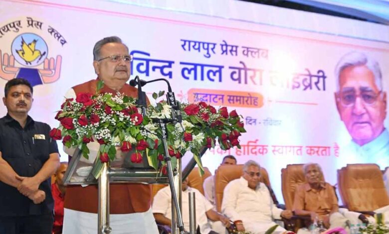 रायपुर-प्रेस-क्लब-परिसर-में-विधानसभा-अध्यक्ष-डॉ-रमन-सिंह-ने-स्व.-गोविंद-लाल-वोरा-स्मृति-पुस्तकालय-का-किया-शुभारंभ