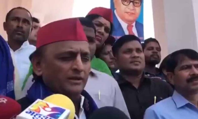 सपा-प्रमुख-अखिलेश-यादव-ने-बाबा-साहब-की-प्रतिमा-पर-किया-माल्यार्पण