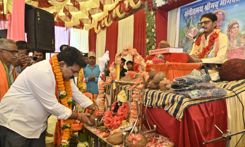 रायपुर-:-उपमुख्यमंत्री-विजय-शर्मा-कबीरधाम-जिला-के-ग्राम-मदनपुर-में-आयोजित-भागवत-गीता-महापुराण-में-हुए-शामिल