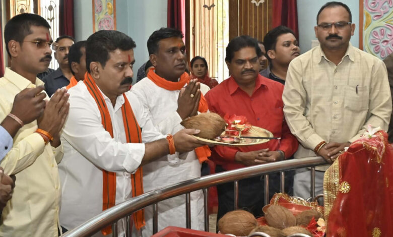 रायपुर-:-उपमुख्यमंत्री-विजय-शर्मा-पहुंचे-कवर्धा,-मंदिर-दर्शन-कर-प्रदेश-वासियों-को-नवरात्रि-पर्व-की-दी-शुभकामनाएं