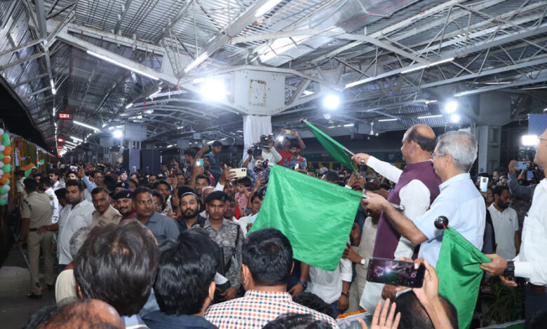 माननीय-अध्यक्ष-लोकसभा-श्री-ओम-बिरला-ने-कोटा-नई-दिल्ली-एक्सप्रेस-को-दिखाई-हरी-झंडी