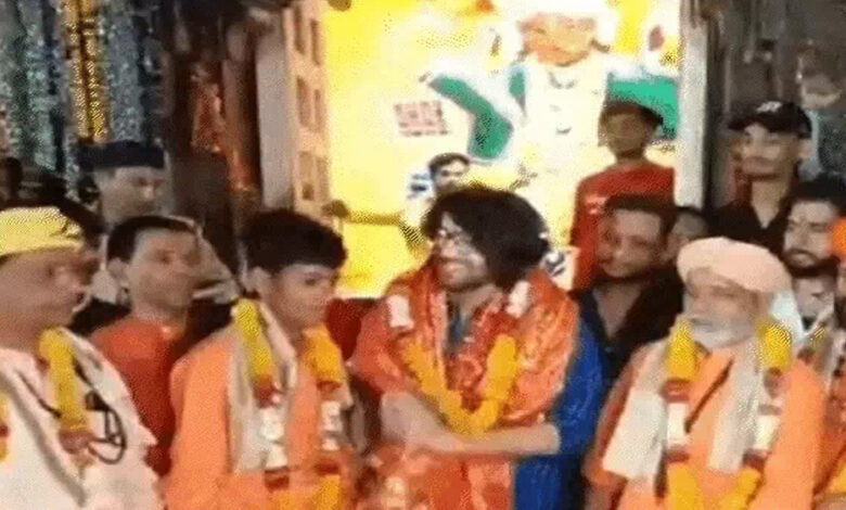 देवास-:-विधायक-पुत्र-ने-माता-टेकरी-पहुंचकर-पुजारी-के-पैर-छुकर-मांगी-माफी