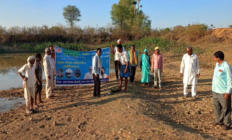 जल-गंगा-संवर्धन-अभियान-मे-विभिन्न-ग्राम-पंचायत-में-लोगों-ने-किया-श्रमदान