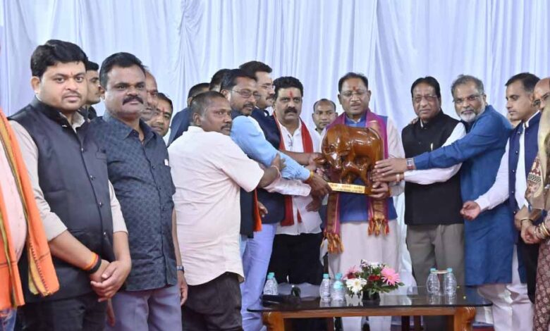 मुख्यमंत्री-साय-से-विभिन्न-समाज-के-प्रतिनिधिमंडल-ने-की-सौजन्य-भेंट-मांगों-और-समस्याओं-से-कराया-अवगत