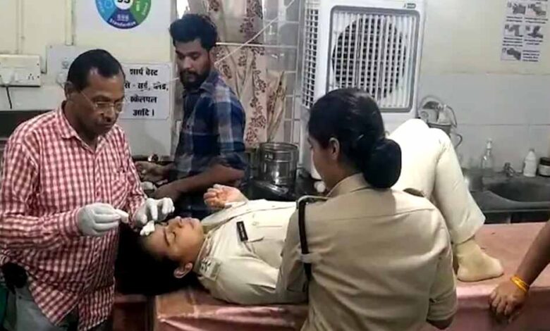 रायसेन-में-अवैध-शराब-बिक्री-पर-कार्रवाई-करने-पहुंची-टीम-पर-महिला-शराब-माफिया-और-उसके-साथियों-ने-जानलेवा-हमला-कर-दिया