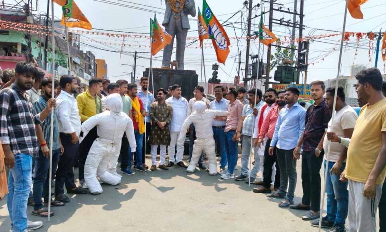 भाजपा-युवा-मोर्चा-ने-आज-अंबेडकर-चौराहा-पर-सोनिया-गांधी-और-राहुल-गांधी-का-पुतला-दहन-किया-गया