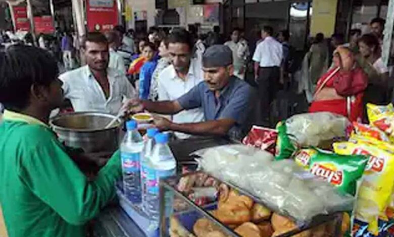 उत्तर-मध्य-रेलवे-ने-स्टेशनों-पर-मिलने-वाले-खानपान-के-60-आइटमों-के-दाम-बढ़ाये