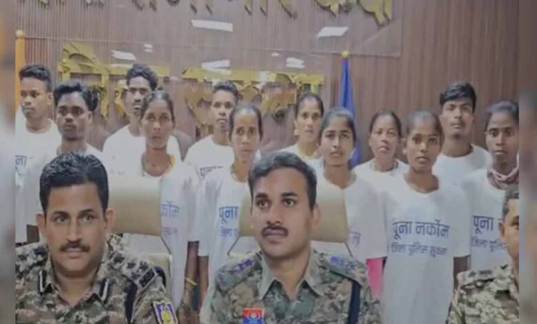 छत्तीसगढ़:-सुकमा-में-पुलिस-crpf-के-सामने-22-नक्सलियों-ने-किया-सरेंडर