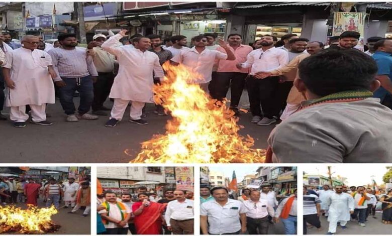 मनेन्द्रगढ़-में-कांग्रेस-नेताओं-का-पुतला-दहन,-ईडी-की-चार्जशीट-के-बाद-भाजपा-युवा-मोर्चा-का-प्रदर्शन