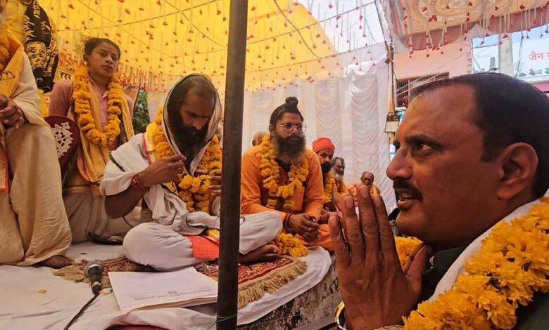 भिंड-में-अनशन-पर-बैठे-साधु-संतों-से-मिले-मंत्री-शुक्ला,-सिर-झुका-आंदोलन-समाप्त-करने-की-कही-बात