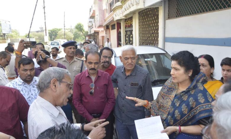 अयोध्या-नगर-मार्केट-में-अवैध,-अव्यवस्थित-दुकानदारों-पर-करें-चालानी-कार्रवाई-:-राज्यमंत्री-श्रीमती-गौर