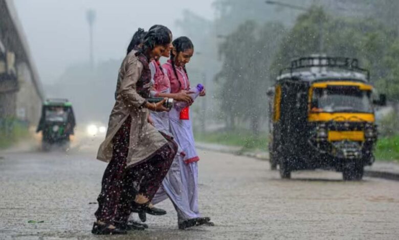 उत्तर-भारत-के-कई-राज्यों-में-आंधी-पानी-का-दौर-चल-रहा,-कई-इलाके-में-आज-बारिश-की-चेतावनी,-50-की-स्पीड-से-चलेंगी-तेज-हवाएं