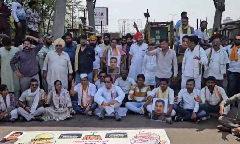 उपाध्याय-के-नेतृत्व-में-कुम्हारी-टोल-प्लाजा-पर-कांग्रेस-का-अनोखा-प्रदर्शन