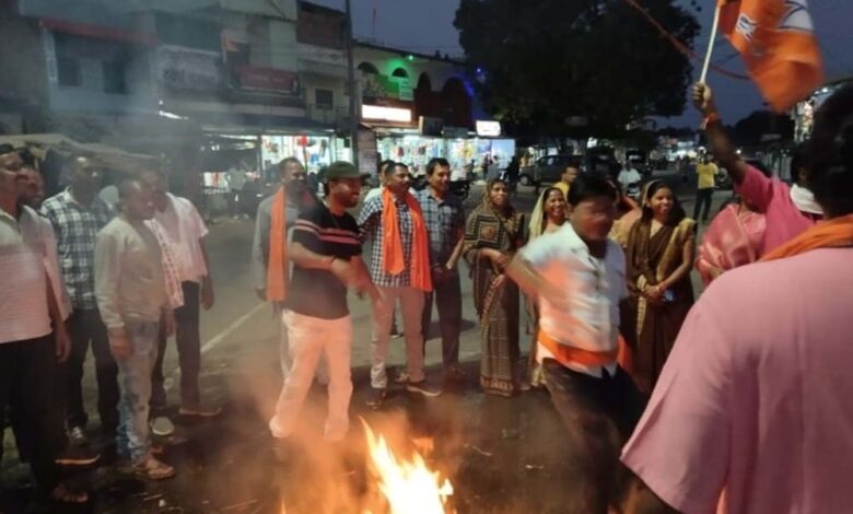 लचर-कानून-व्यवस्था-के-विरोध-में-मुख्यमंत्री-ममता-बनर्जी-का-पुतला-दहन