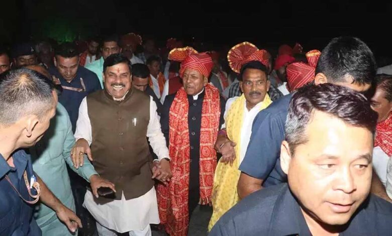 मुख्यमंत्री-डॉ.यादव-ने-नव-दम्पति-को-दिया-आशीर्वाद