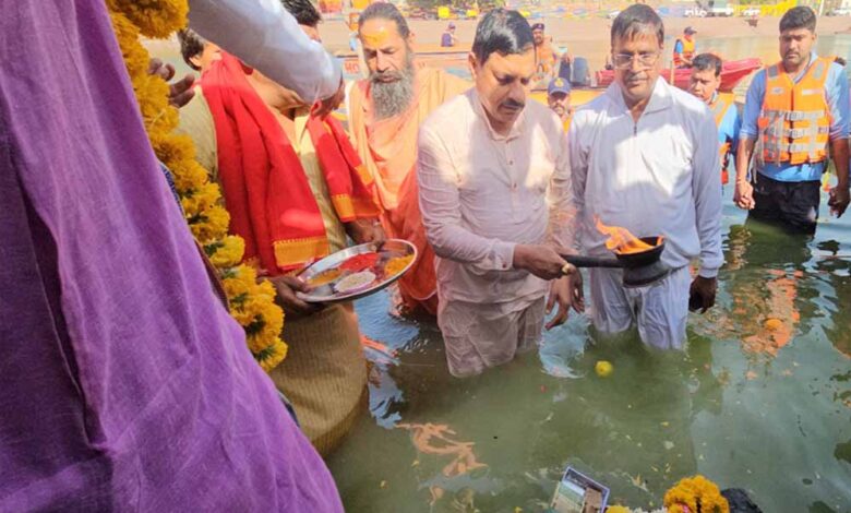 cm-यादव-ने-उज्जैन-के-रामघाट-पर-जल-गंगा-संवर्धन-अभियान-में-हिस्सा-लिया,-रामघाट-पर-सफाई-की,-शिप्रा-में-डुबकी-भी-लगा