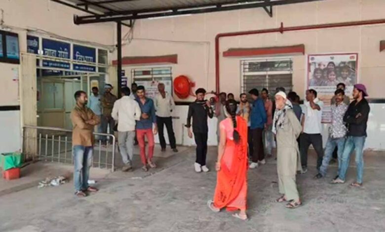 रायसेन-में-बम्होरी-ढाबे-के-पास-खाई-में-गिरी-गाड़ी,-6-लोगों-की-मौत-की-सूचना…-बिहार-से-इंदौर-लौट-रहा-था-परिवार
