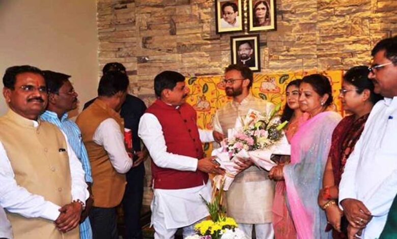 मुख्यमंत्री-डॉ.-यादव-ने-नव-दम्पति-को-दिया-आशीर्वाद