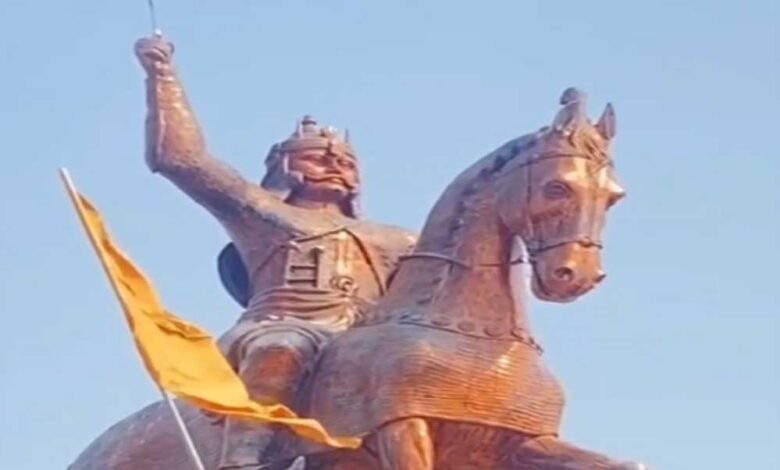 छतरपुर-में-महाराजा-छत्रसाल-की-52-फीट-ऊंची-अष्टधातु-की-प्रतिमा-स्थापित-कर-उनकी-वीरता,-पराक्रम-और-शौर्य-को-देश-के-सामने-रखा